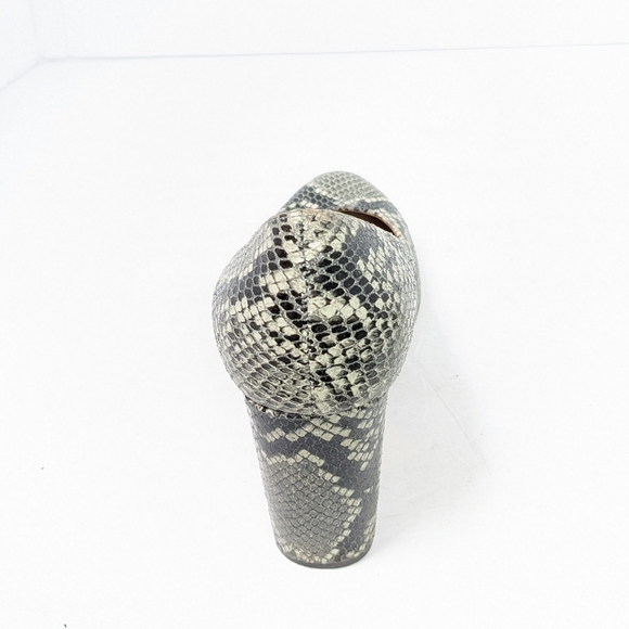 Banana republic leather snake skin pattern heels - Picture 9 of 16
